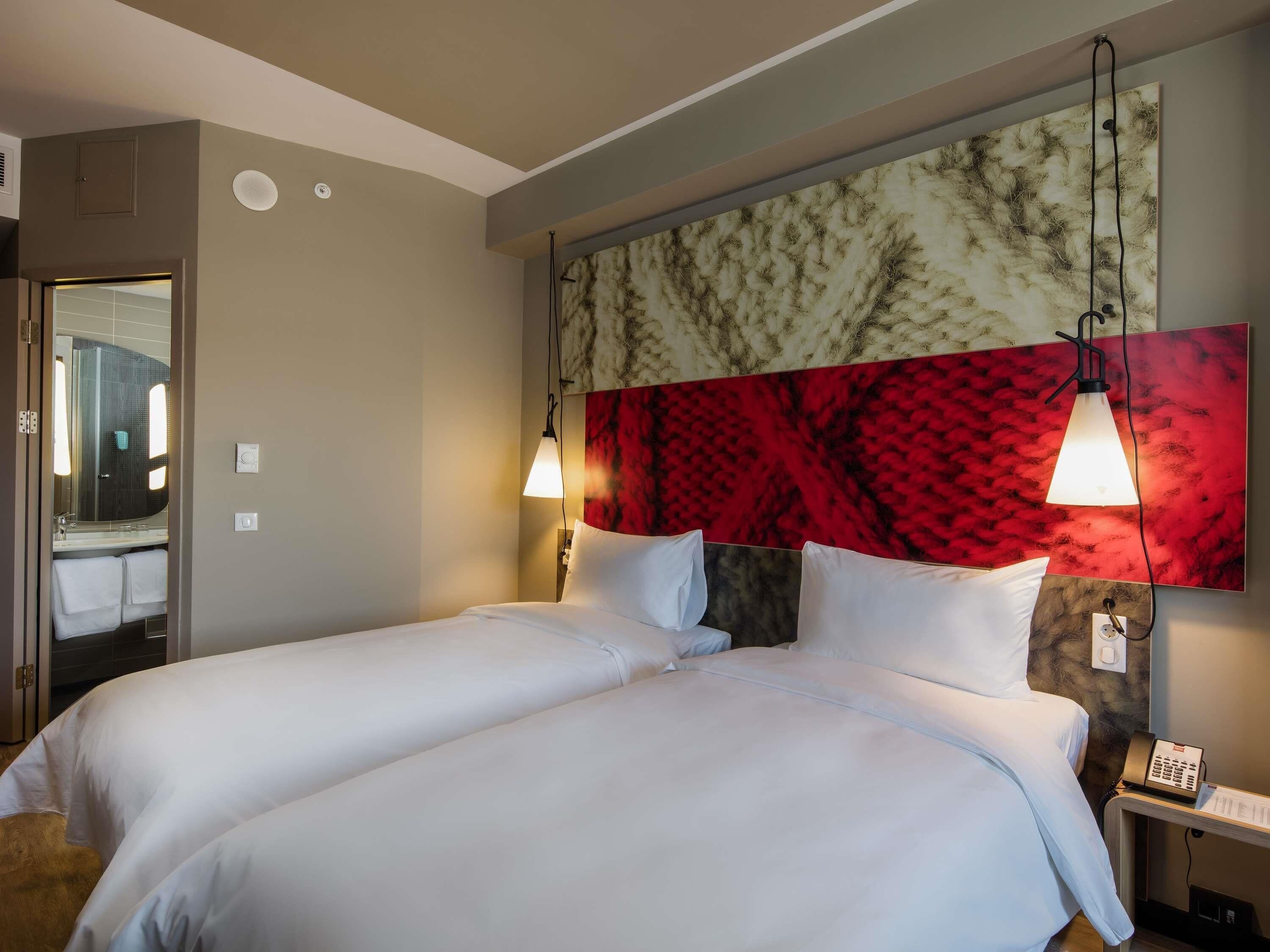 Habitación estándar, 2 camas individuales | Ropa de cama hipoalergénica, minibar, caja fuerte y escritorio