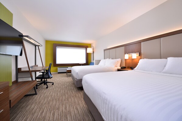 Une chambre d’hôtel avec deux lits, un bureau, une chaise, un téléviseur à écran plat et une fenêtre donnant sur un paysage agréable.