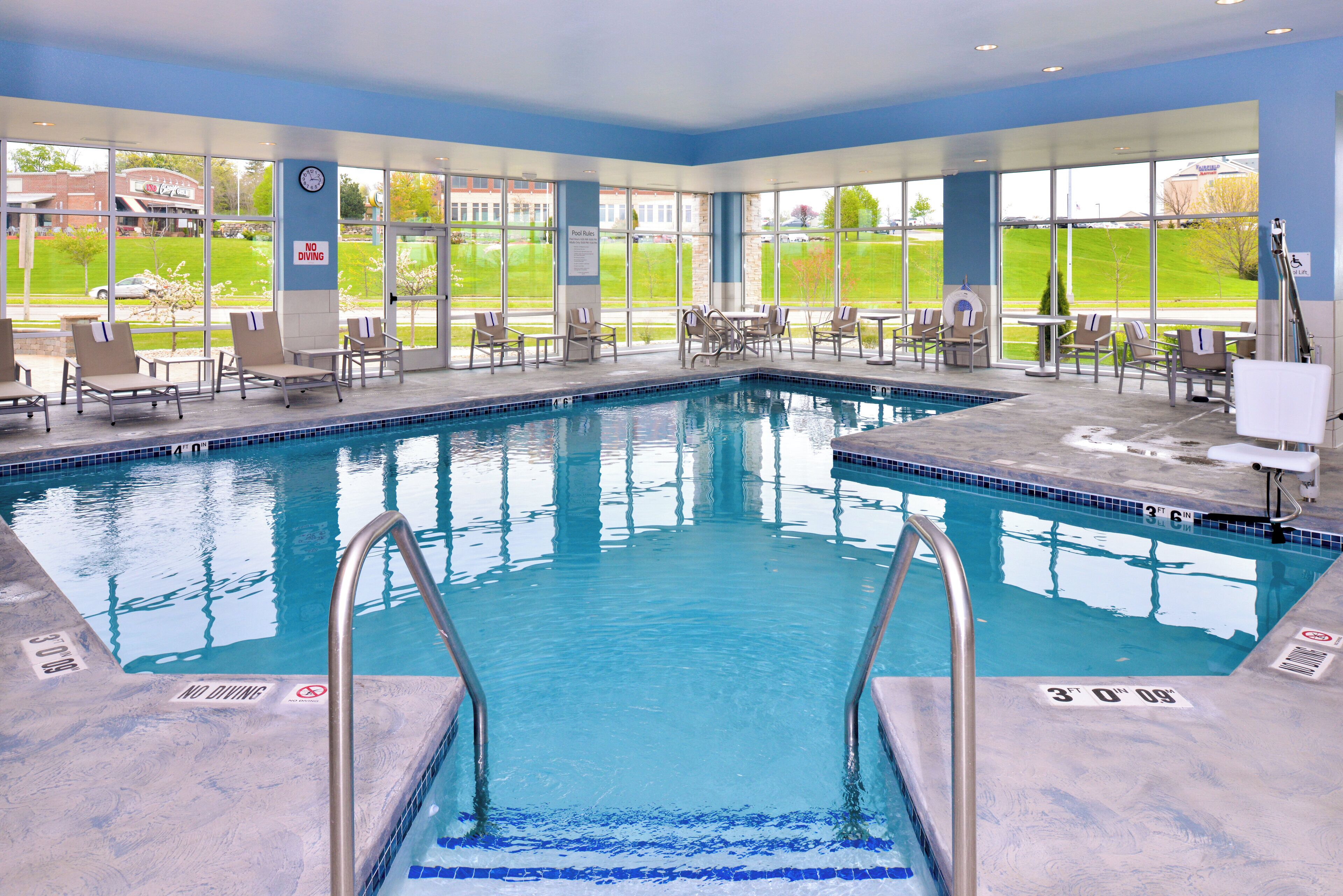 Innendørsbasseng og solsenger