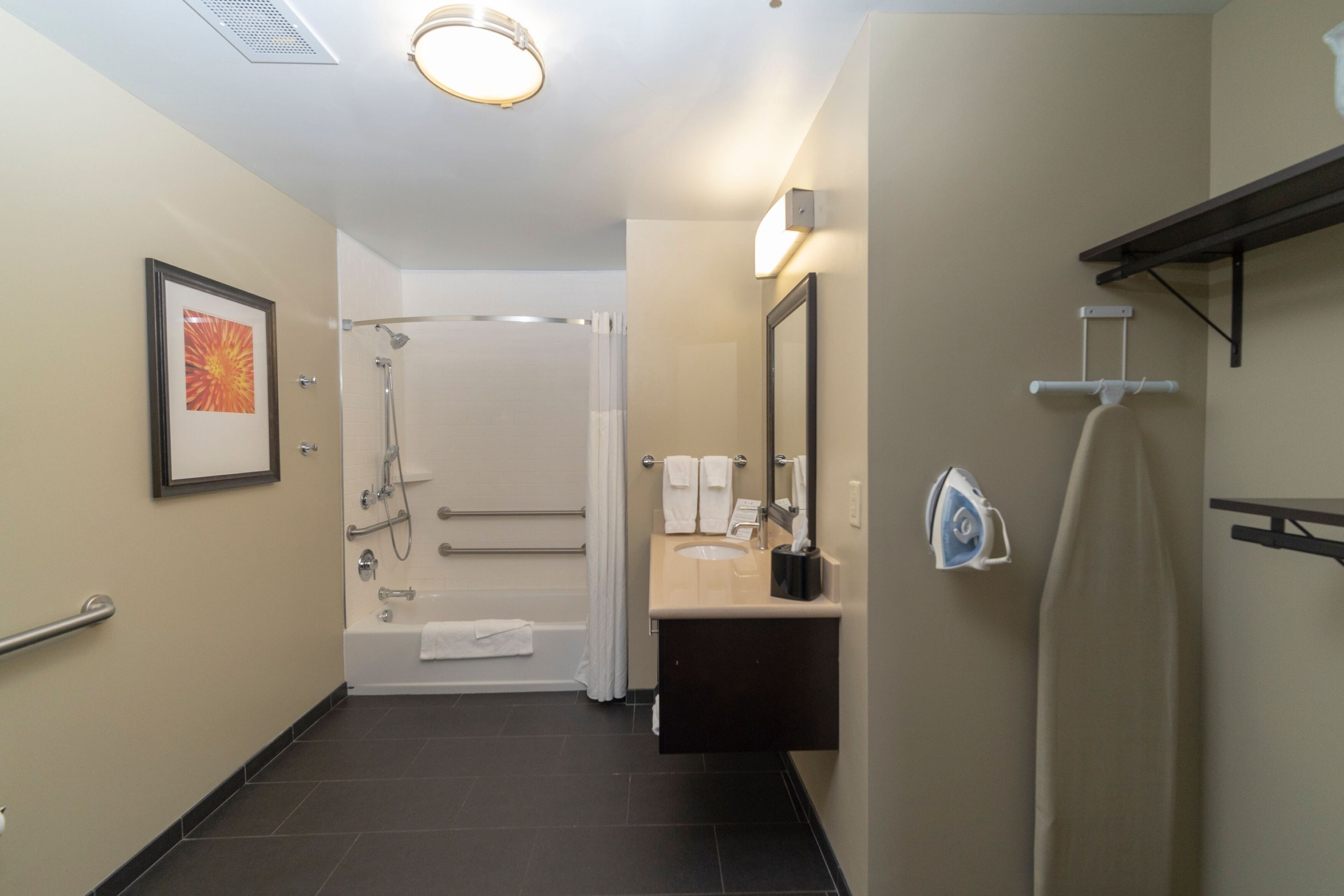 Ein modernes Badezimmer mit Dusche, Badewanne und Waschbecken.
