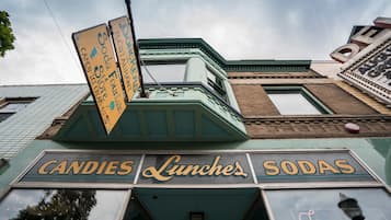 Un bâtiment sur lequel on peut lire l’inscription suivante : « Bonbons, plats préparés, boissons gazeuses ».