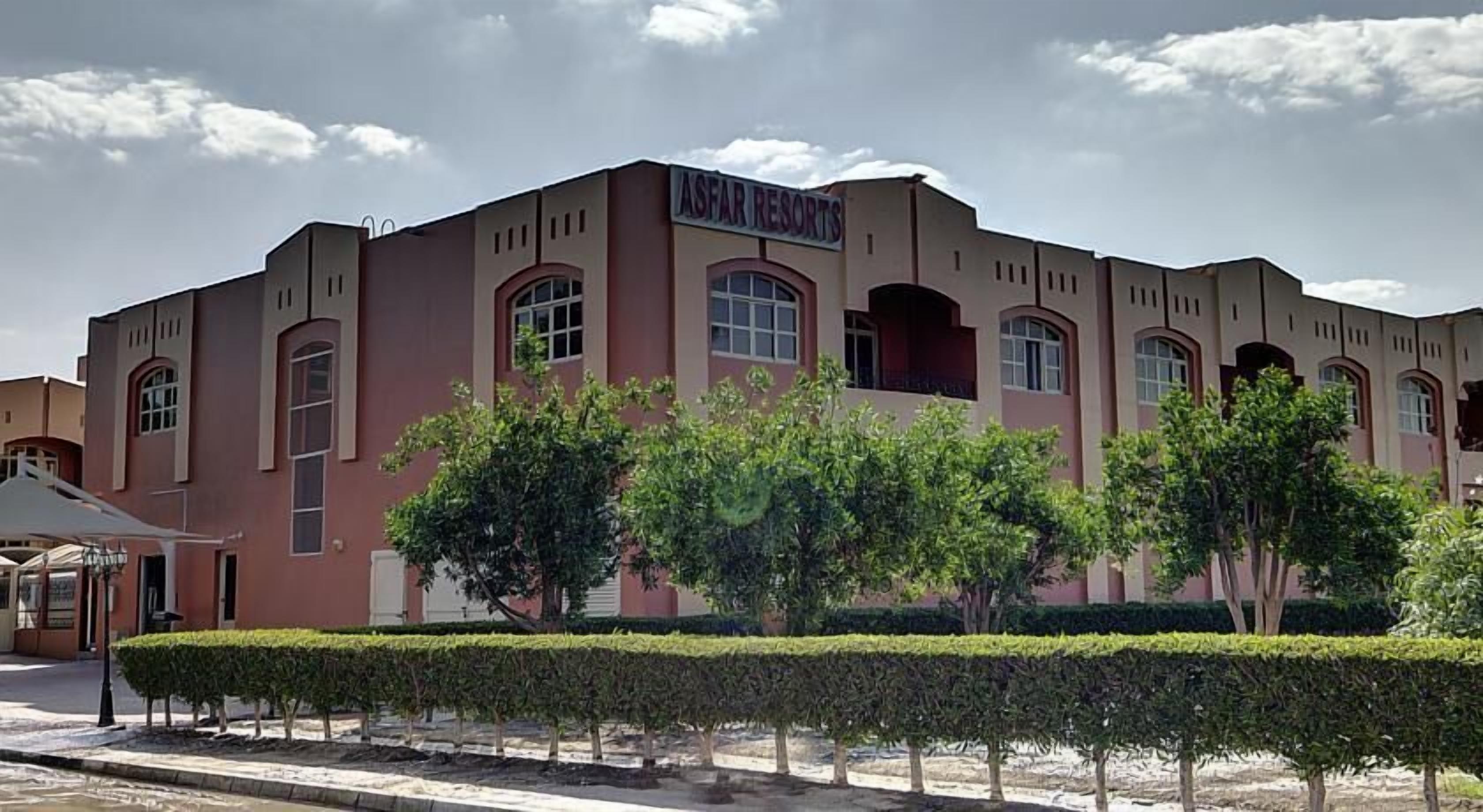 Um edifício com uma placa que diz "ASFAR RESORTS".