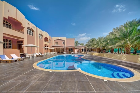 Una piscina al aire libre. Asfar Resorts