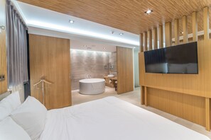 Phòng đôi Deluxe | Bộ đồ giường cao cấp, nệm có lớp đệm bông, bàn, màn/rèm cản sáng 