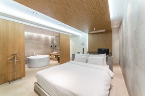 디럭스 더블룸 | 고급 침구, 필로우탑 침대, 책상, 암막 커튼