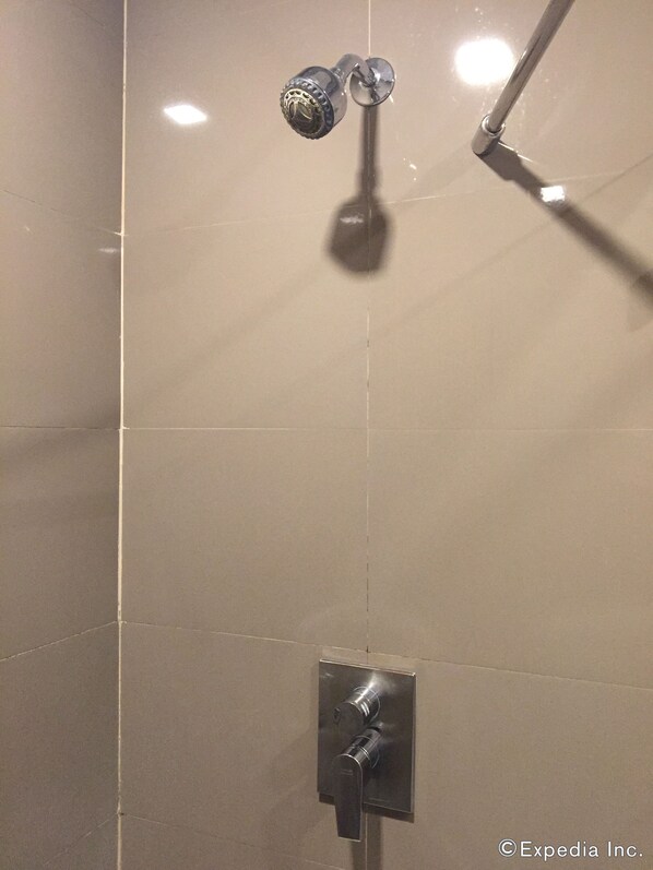Un baño con ducha y grifo empotrado.