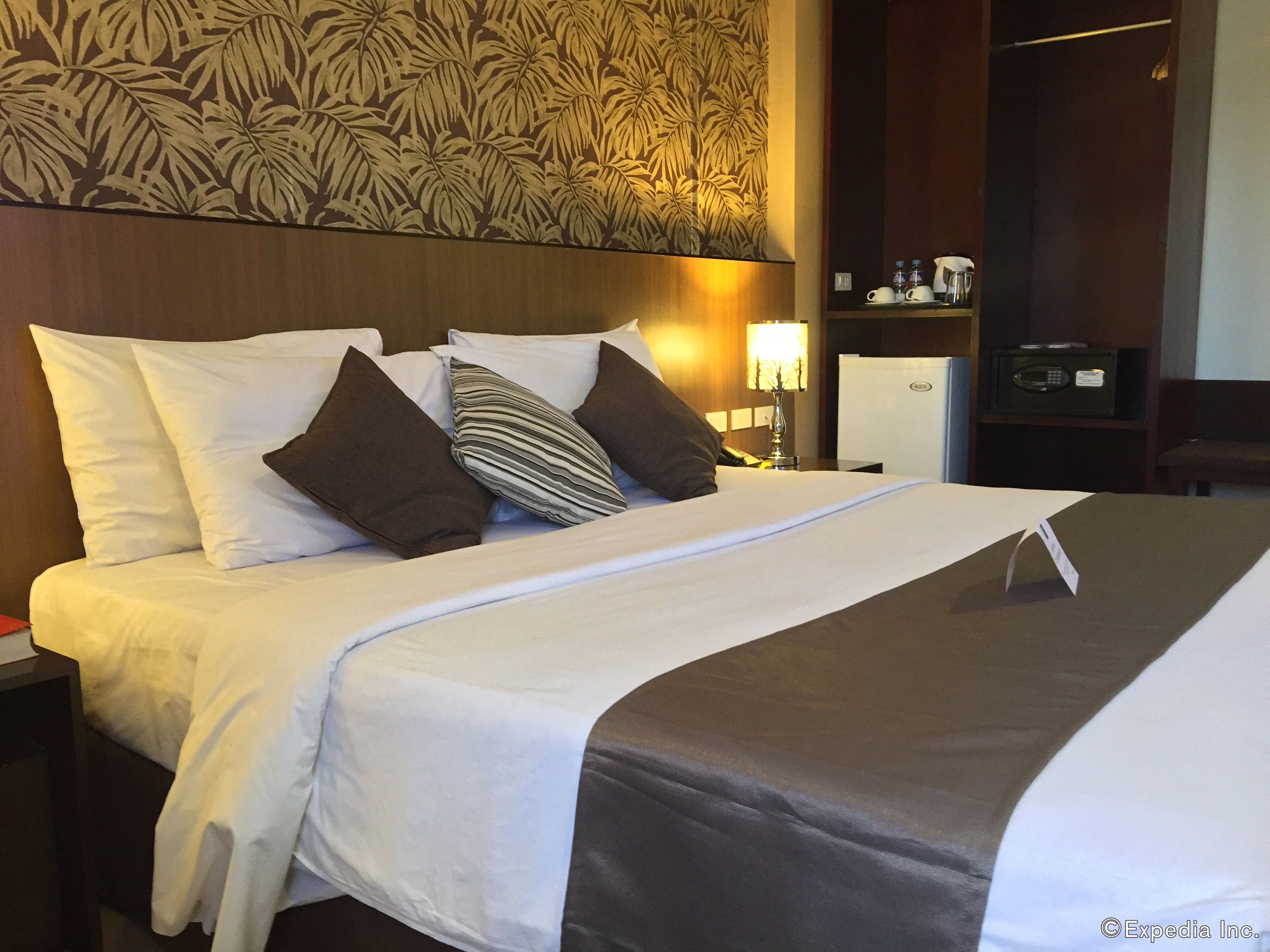 superior queen room | in-room safe, desk, free wifi, bed sheets