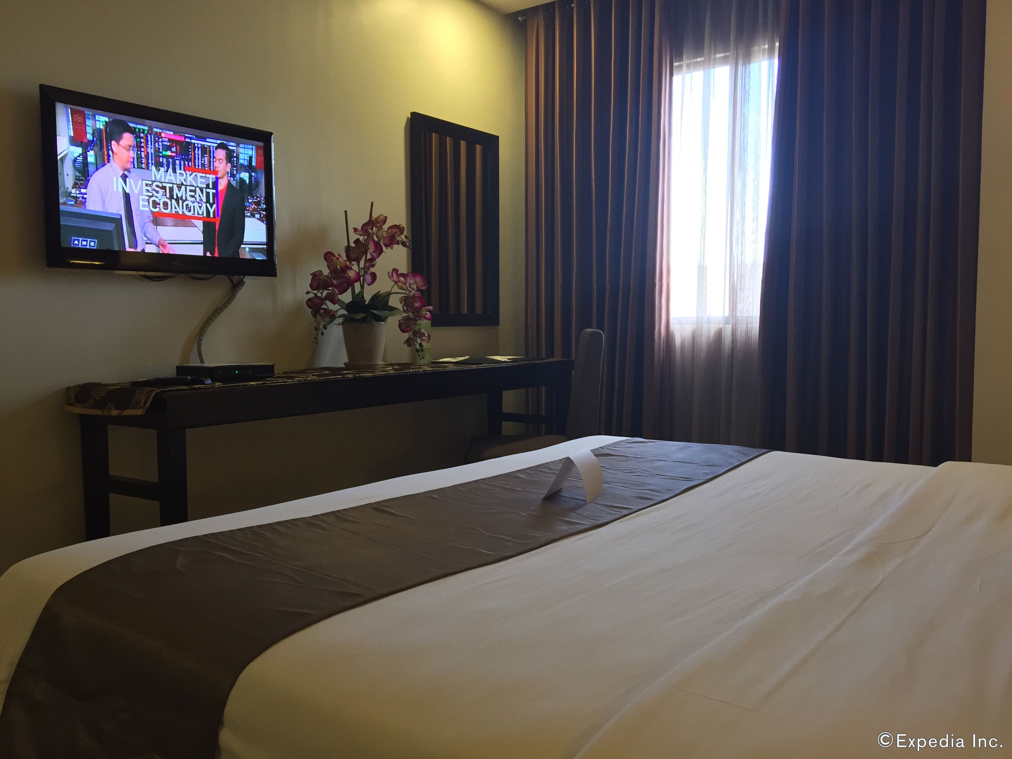 superior queen room | in-room safe, desk, free wifi, bed sheets
