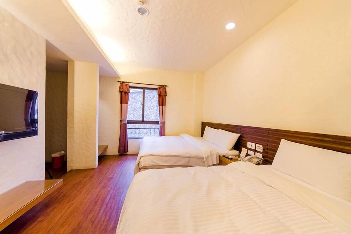 Premium bedding, desk, free WiFi