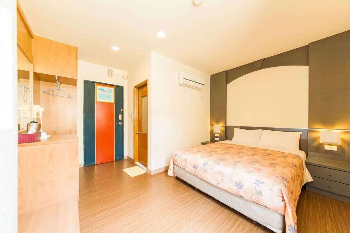 Premium bedding, desk, free WiFi