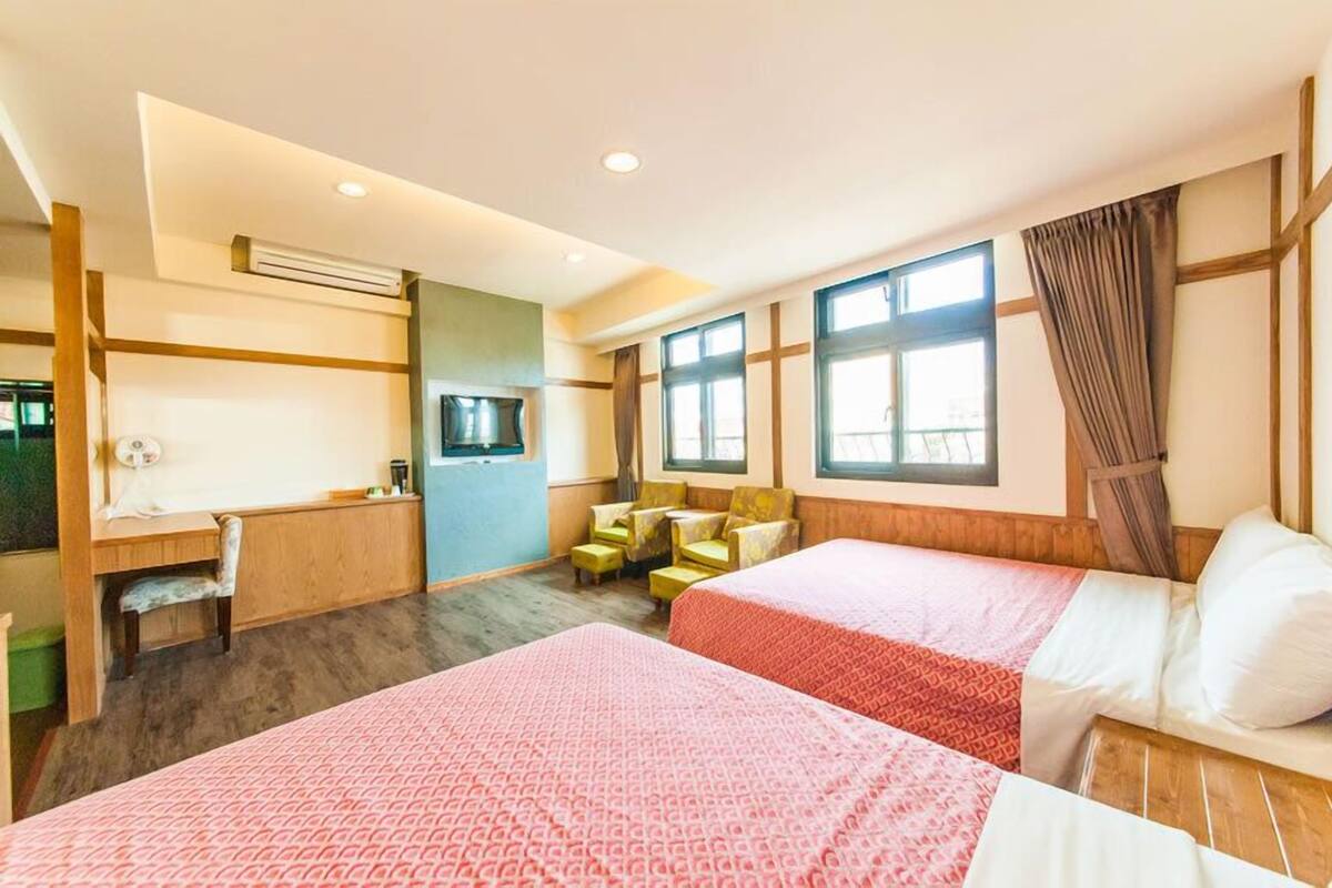 Premium bedding, desk, free WiFi