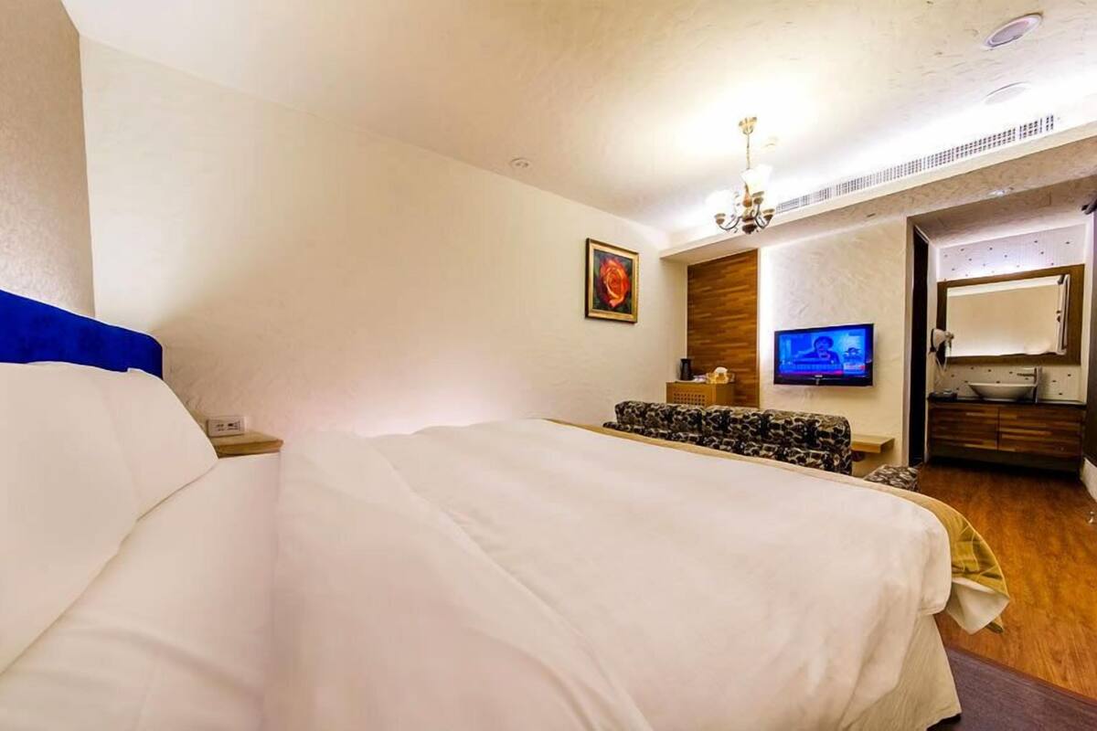Premium bedding, desk, free WiFi