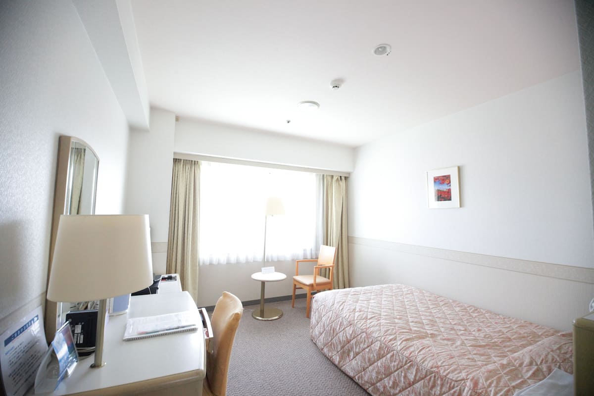 Minibar, in-room safe, desk, free WiFi
