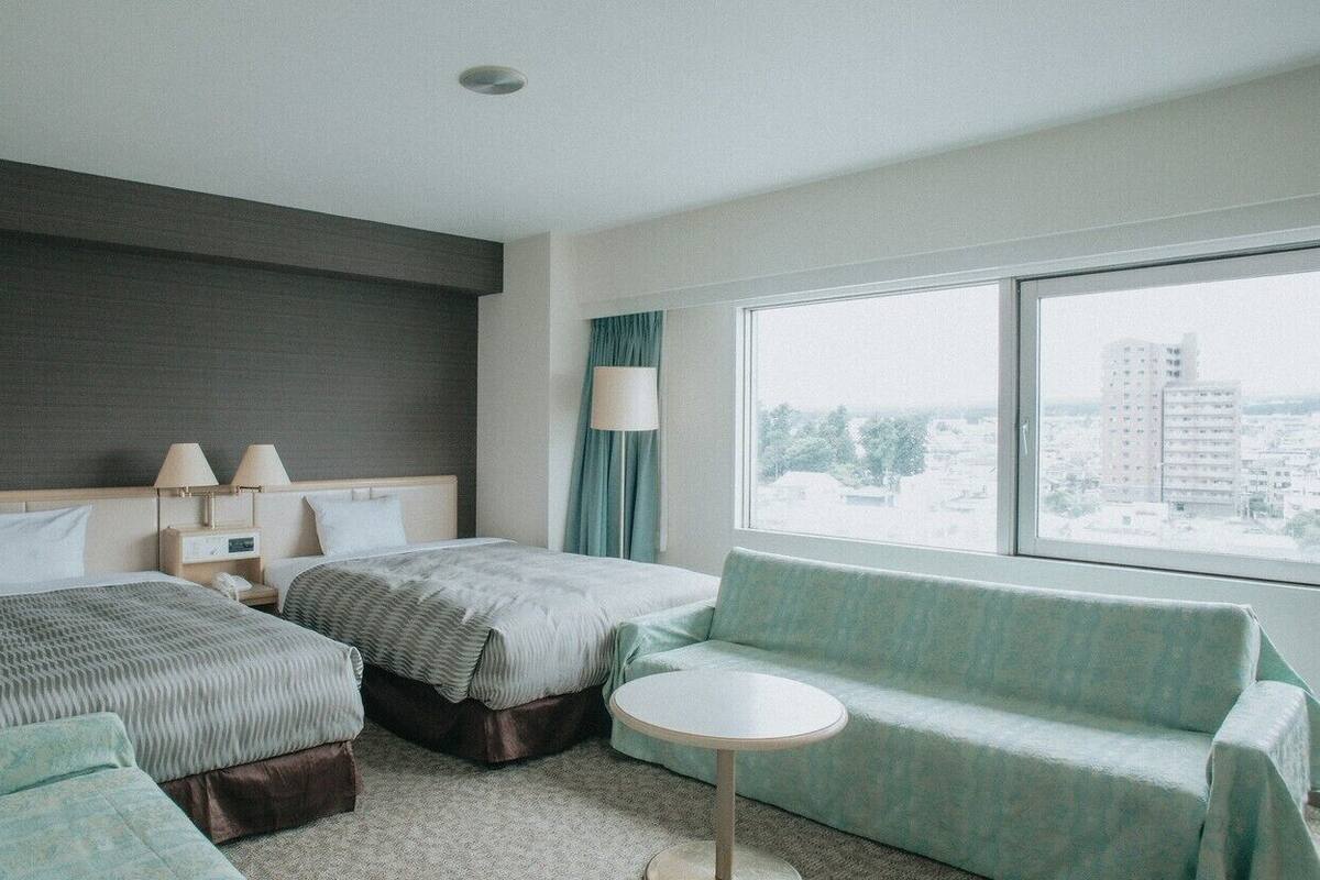 Minibar, in-room safe, desk, WiFi (free)