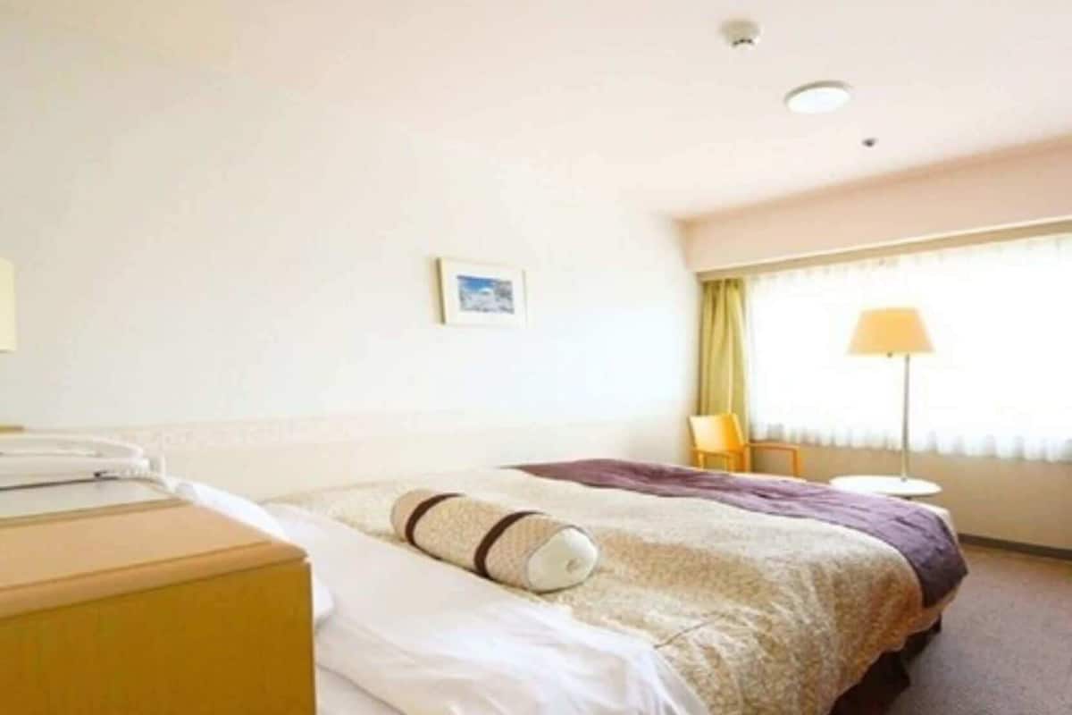 Minibar, in-room safe, desk, free WiFi