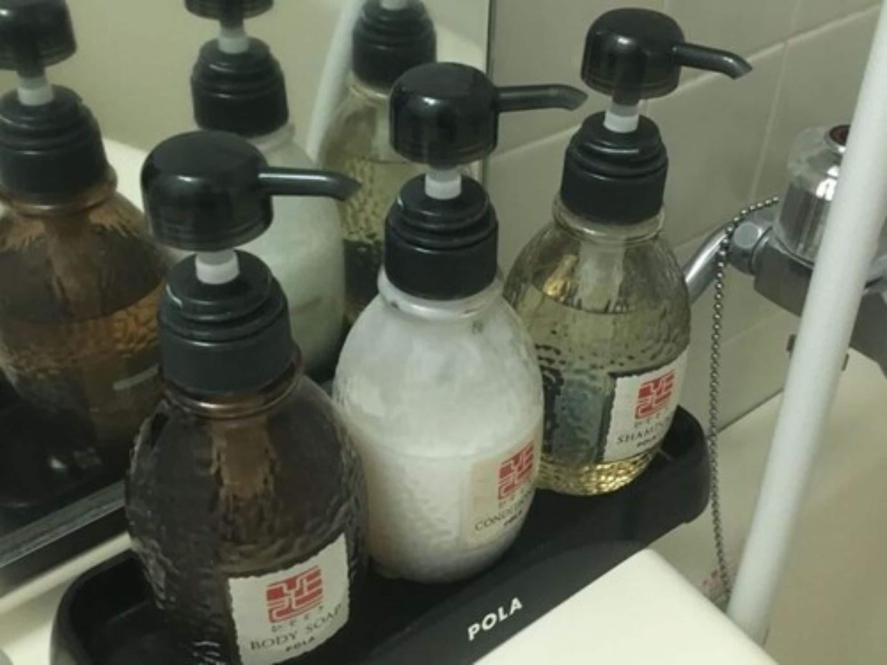 Bañera con ducha, bañera profunda, artículos de tocador gratuitos