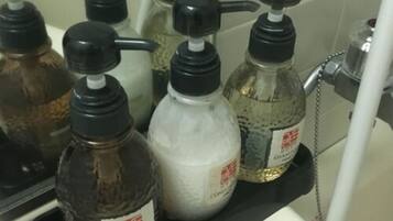 Bañera con ducha, bañera profunda, artículos de tocador gratuitos