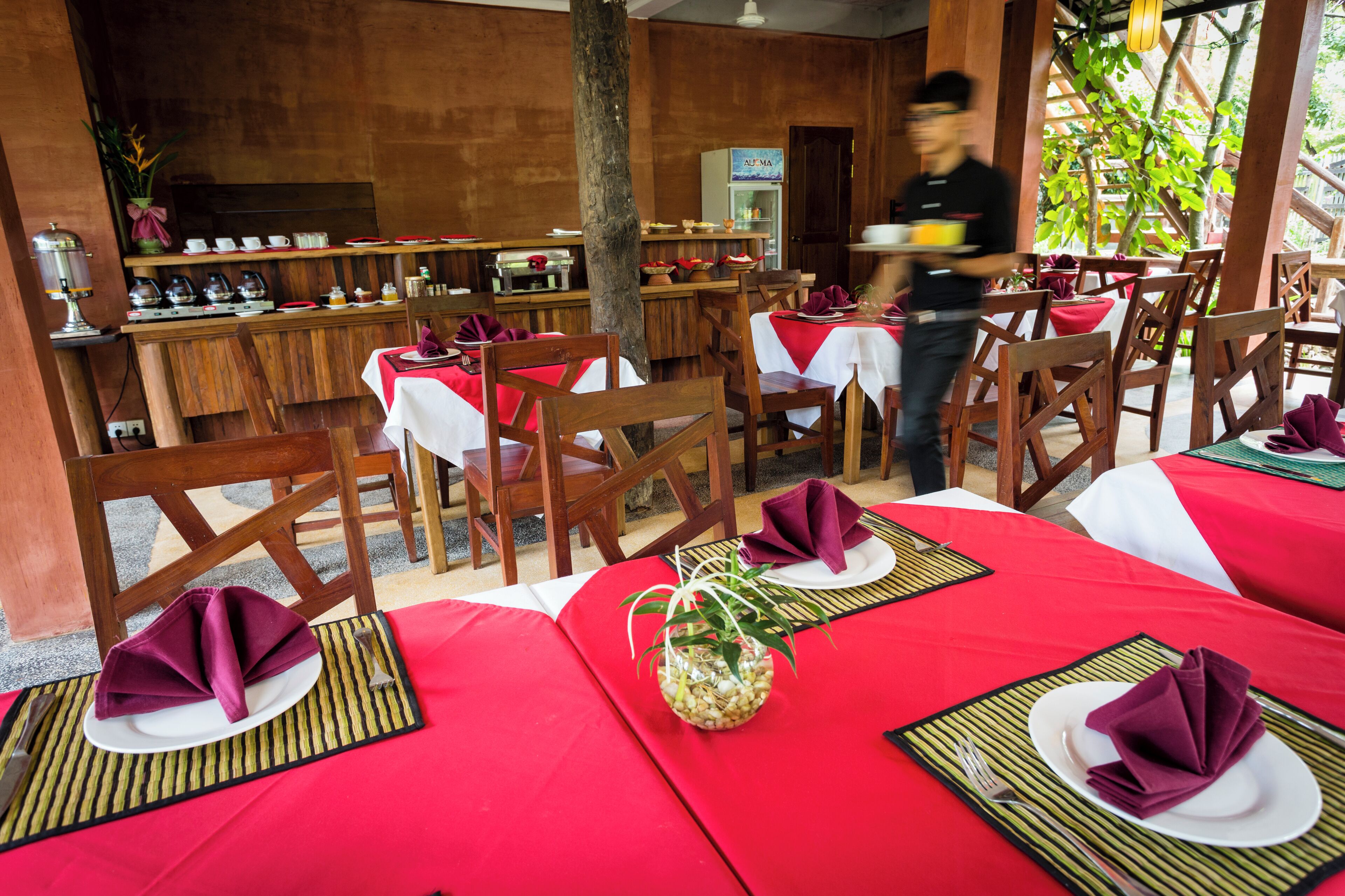 breakfast, lunch, dinner served; international cuisine