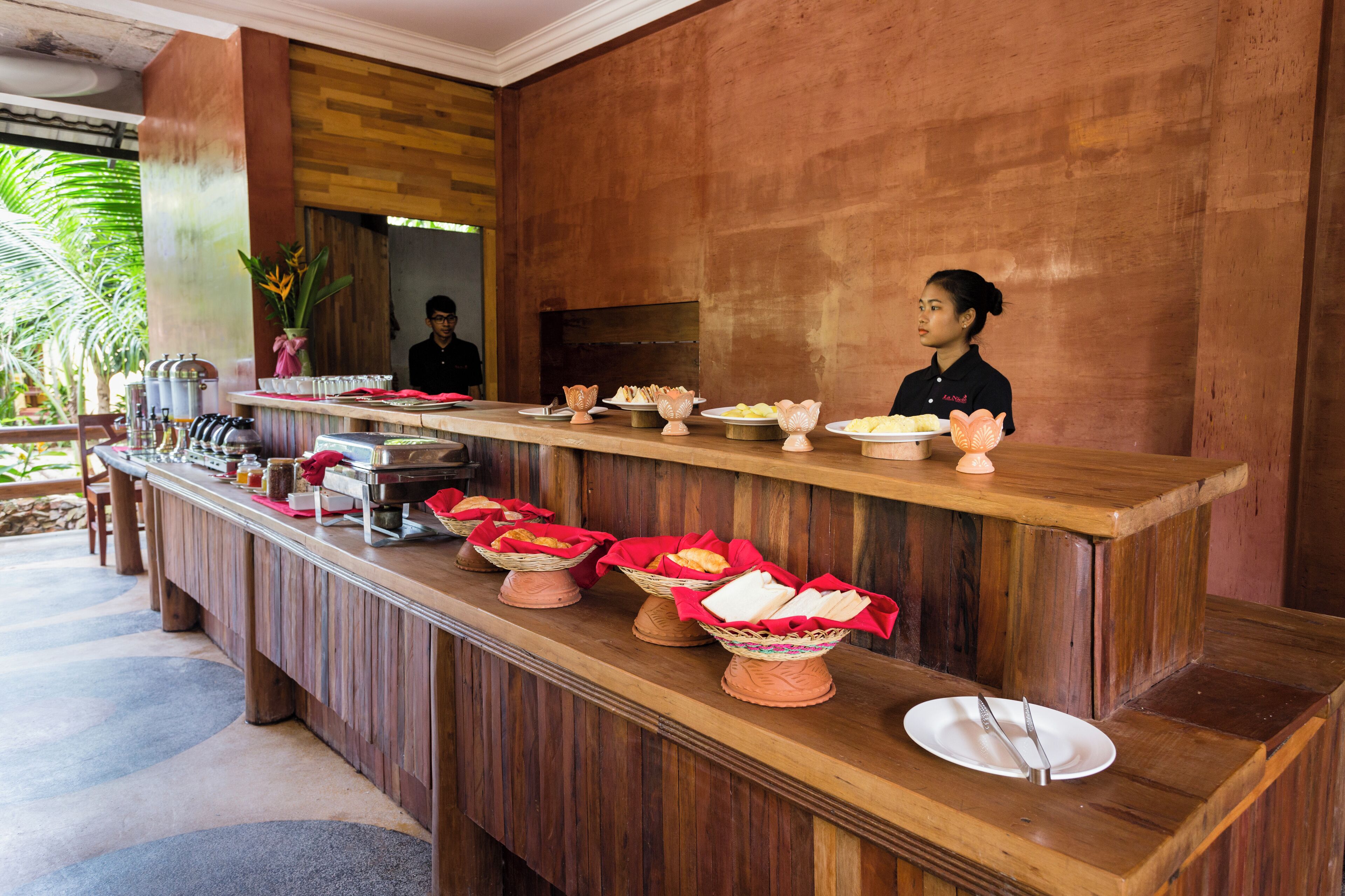 breakfast, lunch, dinner served; international cuisine