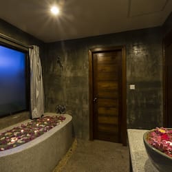 Ensemble douche/baignoire, articles de toilette gratuits, sèche-cheveux