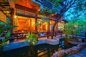 Melayani sarapan dan makan siang dengan sajian masakan internasional