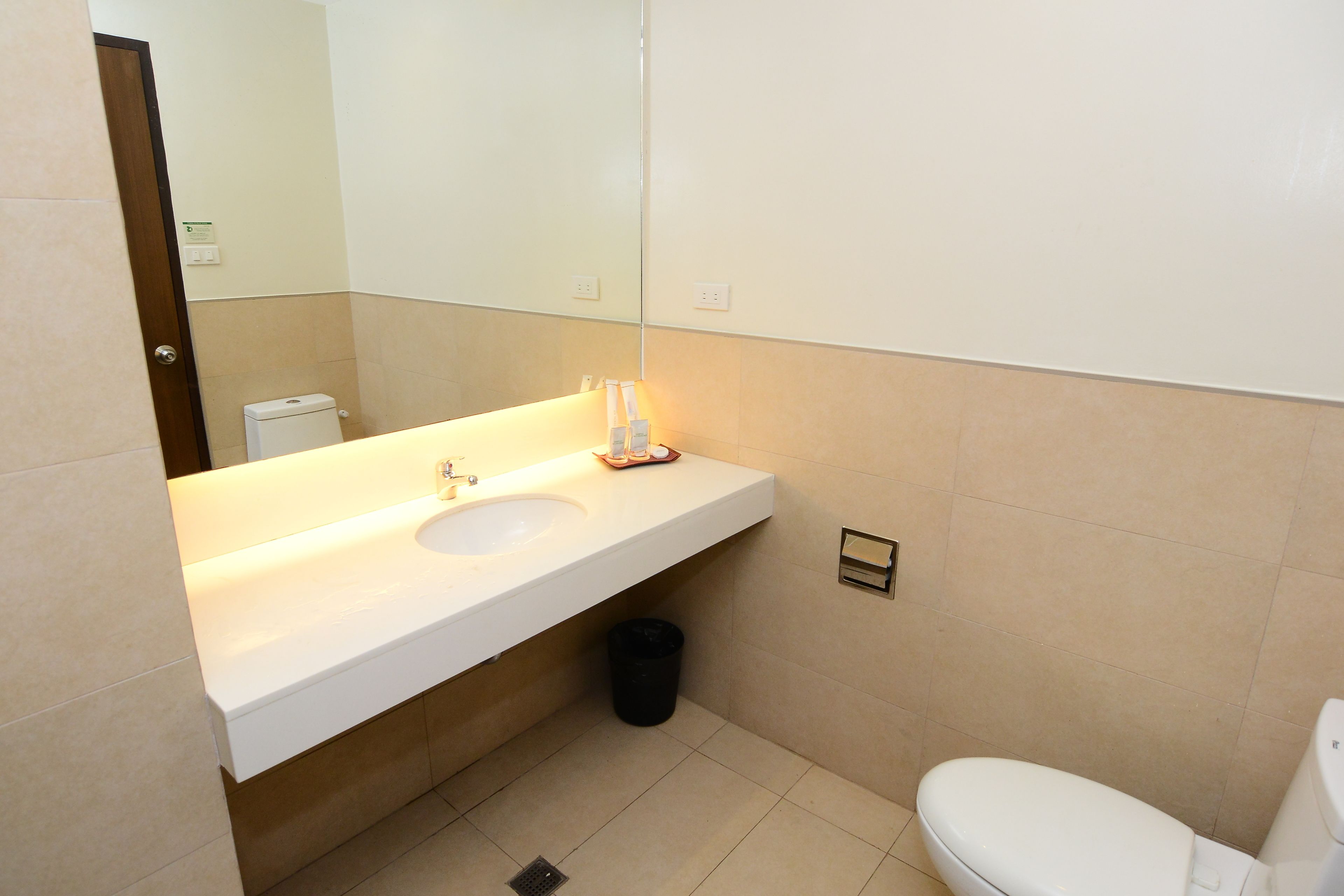 X | Phòng tắm | Đồ dùng nhà tắm miễn phí, chậu vệ sinh/vòi rửa, khăn tắm 