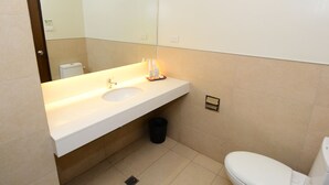 Ein Badezimmer mit Waschbecken, Spiegel und Toilette.