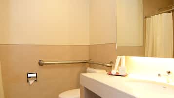 Habitació estàndard | Bany | Articles de tocador gratuïts, bidet i tovalloles