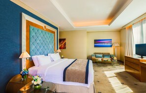 Suite | Minibar, caja fuerte, escritorio y cortinas opacas