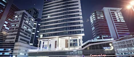 施設の正面 (日没後)