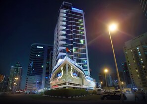 Vista frontal de la propiedad por la tarde o noche