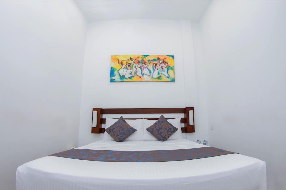 มินิบาร์, ตู้นิรภัยในห้องพัก, โต๊ะทำงาน, Wi-Fi ฟรี