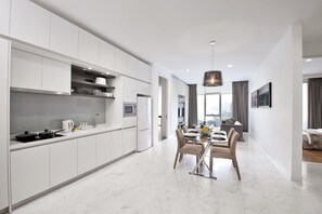 Rom – premier, 2 soverom | Eget tekjøkken | Kjøleskap, mikrobølgeovn, oppvaskmaskin og vannkoker