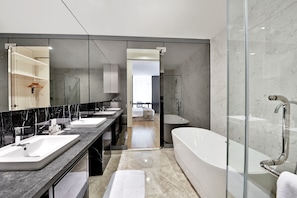 Premier Room, 2 Bedrooms | Bathroom