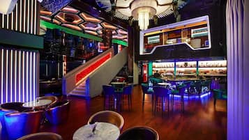 2 restaurants servant le déjeuner, spécialités Cuisine internationale