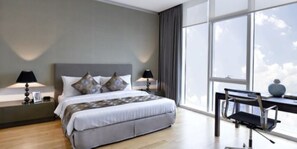 Rom – premier, 1 soverom (Grand) | Safe på rommet, skrivebord og skrivebord for bærbar PC