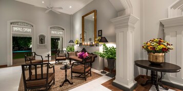 Una televisión de pantalla plana, libros, un reproductor estéreo