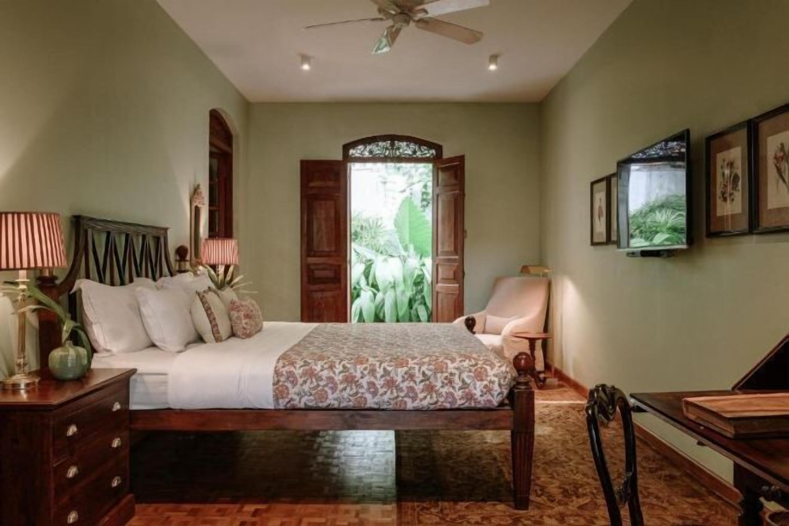 埃及棉床单、高档床上用品、迷你吧、客房内保险箱