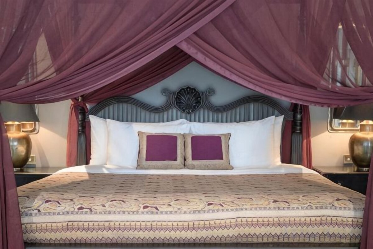 Egyptian cotton sheets, premium bedding, minibar, in-room safe