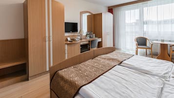 Standard-Doppel- oder -Zweibettzimmer, 1 Queen-Bett, Nichtraucher, Stadtblick | Wohnbereich | LCD-Fernseher, TischfuĂball