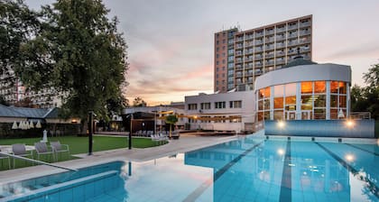 Hotel BarĂĄtsĂĄg HajdĂșszoboszlĂł Superior