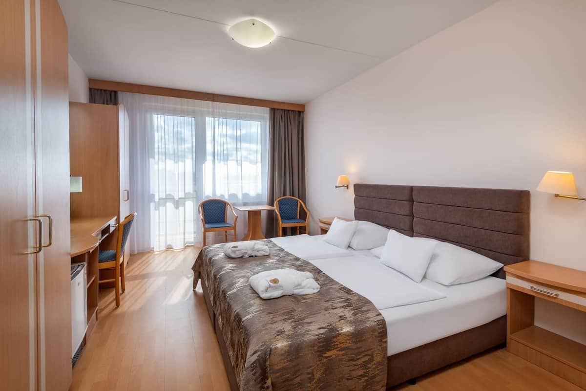 1 bedroom, in-room safe, desk, blackout curtains
