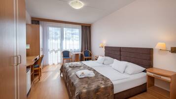 1 dormitorio, caja fuerte, escritorio y cortinas opacas