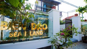 Segnaletica per 'Binh Dao Sea Island', con una vetrata e un muro bianco.