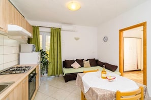 Apartamento (Guest House Fontana - One Bedroom Apa) | Sala de jantar