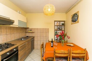 Apartamento (Guest House Fontana - Two Bedroom Apa) | Cozinha privada | Geladeira, micro-ondas, cooktop, chaleira elétrica