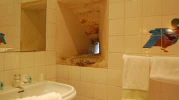 Douche, articles de toilette gratuits, sĂšche-cheveux