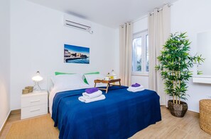 Escritorio, tabla de planchar con plancha, wifi gratis y ropa de cama 