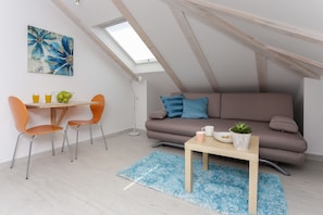 Escritorio, tabla de planchar con plancha, wifi gratis y ropa de cama 