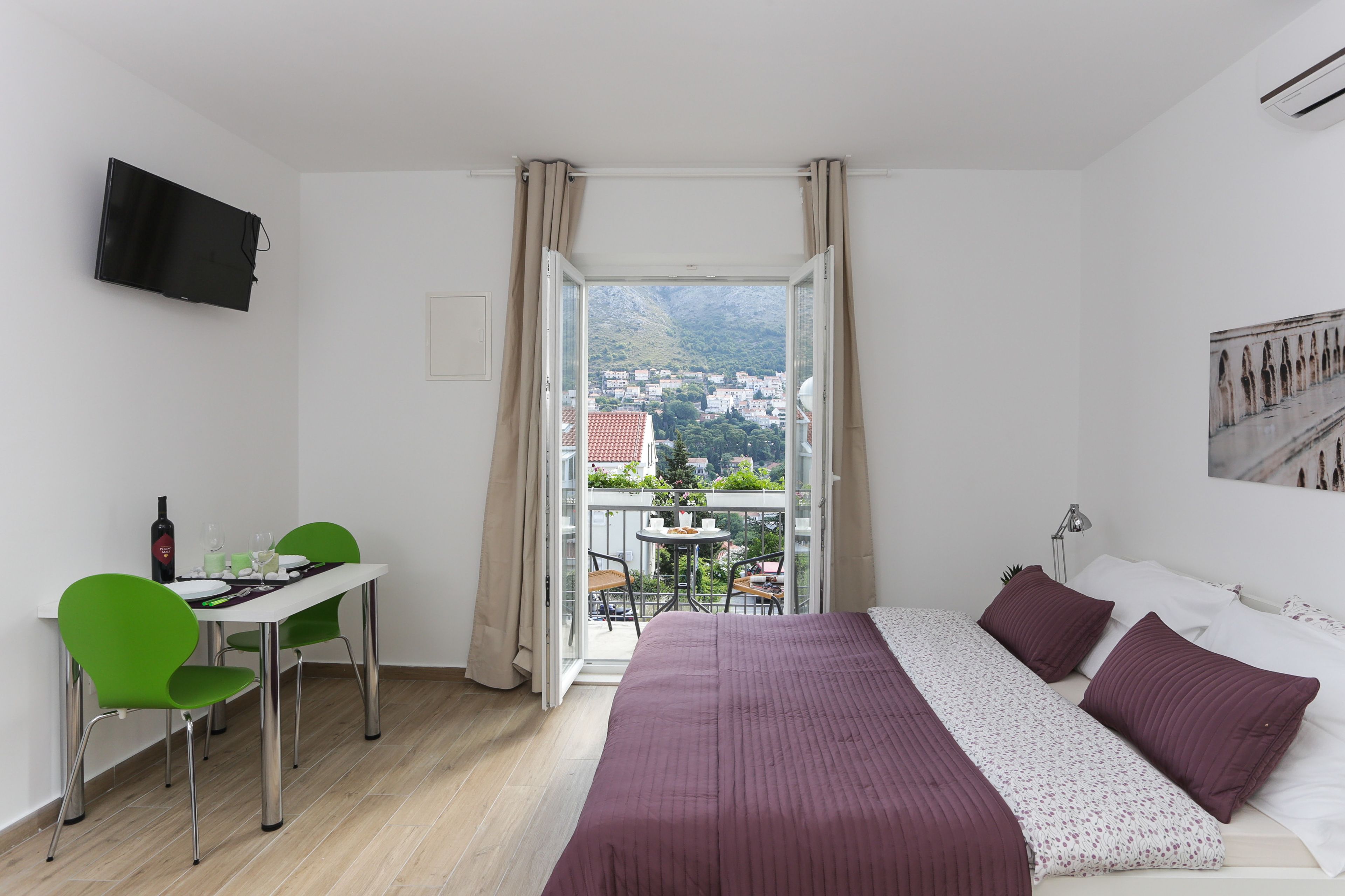 Estudio Confort, balcón | Escritorio, tabla de planchar con plancha, wifi gratis y ropa de cama 